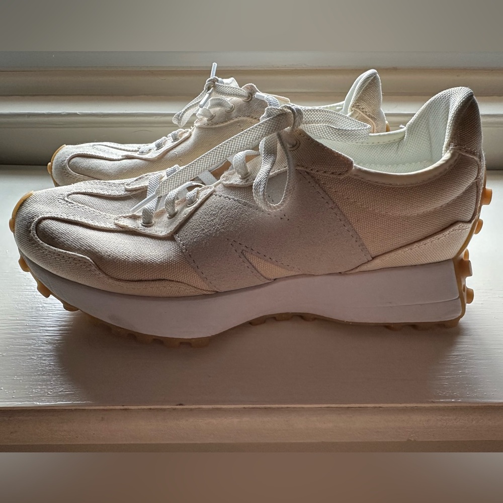 New Balance 327 cream sneakers!